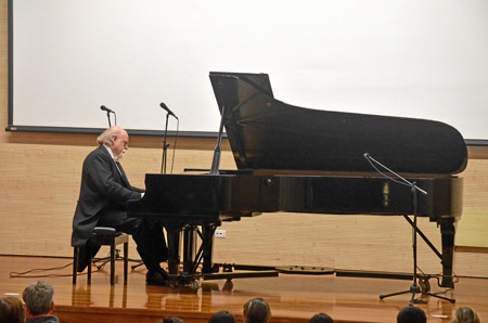 Peter Donohoe durante su concierto en el auditorio del Centro Cultural del Banco de la República.