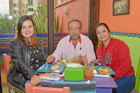 Yeny Leidy Mejía Piedrahíta, Rubén Darío Flórez y María Manuela Sánchez, de la empresa Electrónica I+D de Medellín, se reunieron