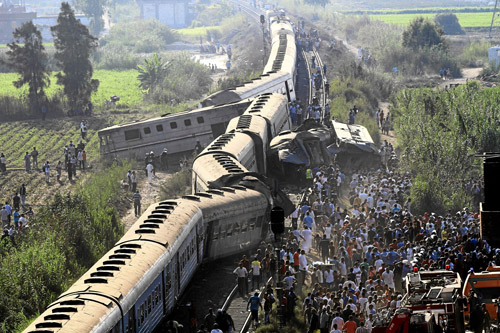 Centenares de personas se arremolinaron alrededor de los trenes y colaboraron para sacar a los heridos por las ventanillas, a la