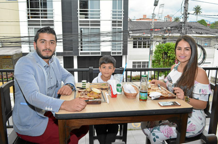 Cristian Guasca y Jacobo Guasca celebraron el cumpleaños de Jeimy Daiam Molina en el restaurante Asados Chavita.