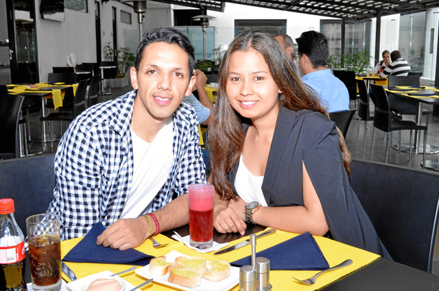 En la sede El Cable del Club Manizales se reunieron en un almuerzo los novios Mario Chamorro y Susana Osorio.