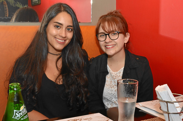 En el restaurante Buffalo Serrano se reunieron en una comida Ángela García Rodríguez y Laura Castaño Giraldo.