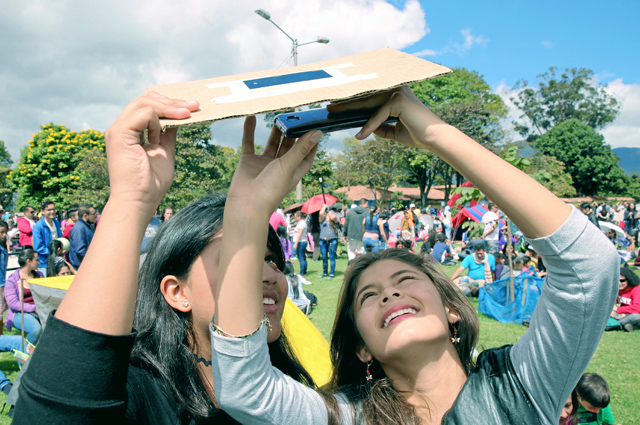 Decenas de personas observaron el eclipse solar