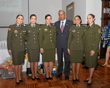 Mayor Adriana Bohórquez, teniente Adriana Pinzón, teniente Eliana Loaiza, general (r) Aldemar Bedoya, teniente Katia Vergara y s