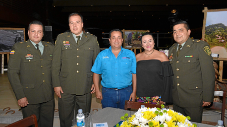 Capitán Giovanni Torres, capitán Édgar Erazo, Wilmar Echeverry, Elsa Ramírez y mayor Luis Gabriel Agudelo.