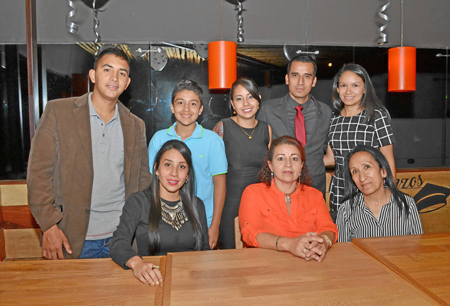 En una comida celebraron: Gloria Inés Ocampo, Miryam Ríos Holguín, Ómer Pérez Rivillas, Susana Andrea Pérez Ríos, recibió el tít