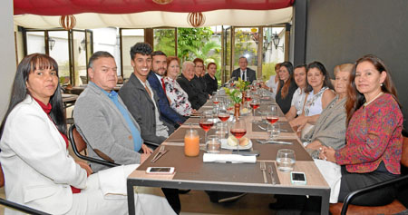 En el restaurante L’Angevin se ofreció un almuerzo para celebra la graduación de Leonardo Valencia Gutiérrez, quien recibió el t