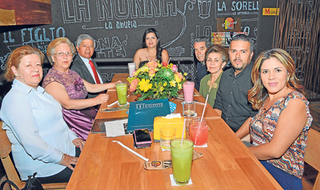 En una comida se reunieron Alejandro de los Ríos, Tomás Salazar, Natalia López, Luis Sánchez, quien se graduó como Licenciado en