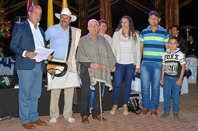 Eugenio Vélez Uribe, representante por Caldas en el Comité Nacional de Cafeteros, y Juan Valdez, aparecen junto a Ernesto de Jes