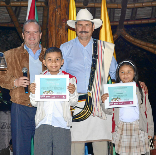 Nicolás Restrepo Escobar y Juan Valdez entregaron los reconocimientos en el concurso Mi historia en el Café, que otorgó el Comit
