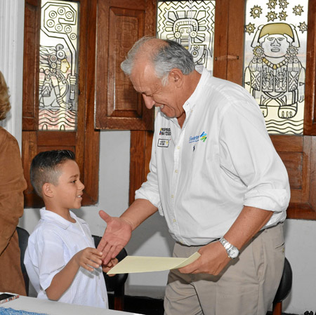 El niño Juan Sebastián Restrepo Ocampo entregó a Luis Fernando Arboleda González una Mención de Honor a nombre de la Corporación
