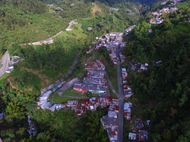 Barrios Galán y Holanda, ubicados en la ladera de la comuna San José. Tienen en común la quebrada Olivares.