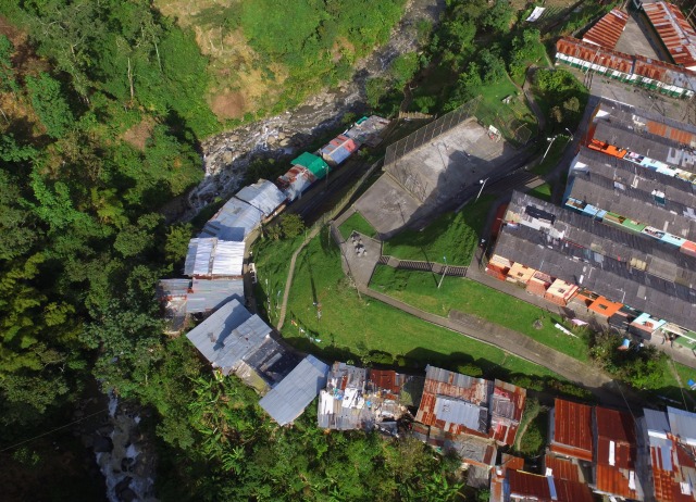 La quebrada Olivares circunda uno de los sectores mas deprimidos del barrio Holanda. Sus casas están construidas en guadua y tec