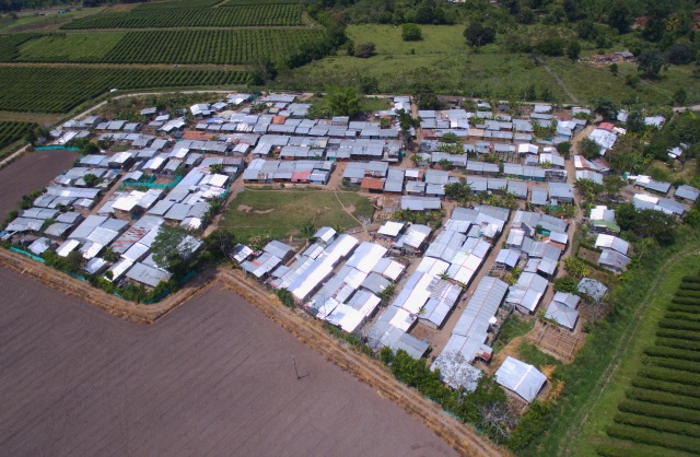 La invasión de Potrerillo, en el sector del Kilómetro 41. Su topografía plana y la uniformidad en los techos la hace diferente a