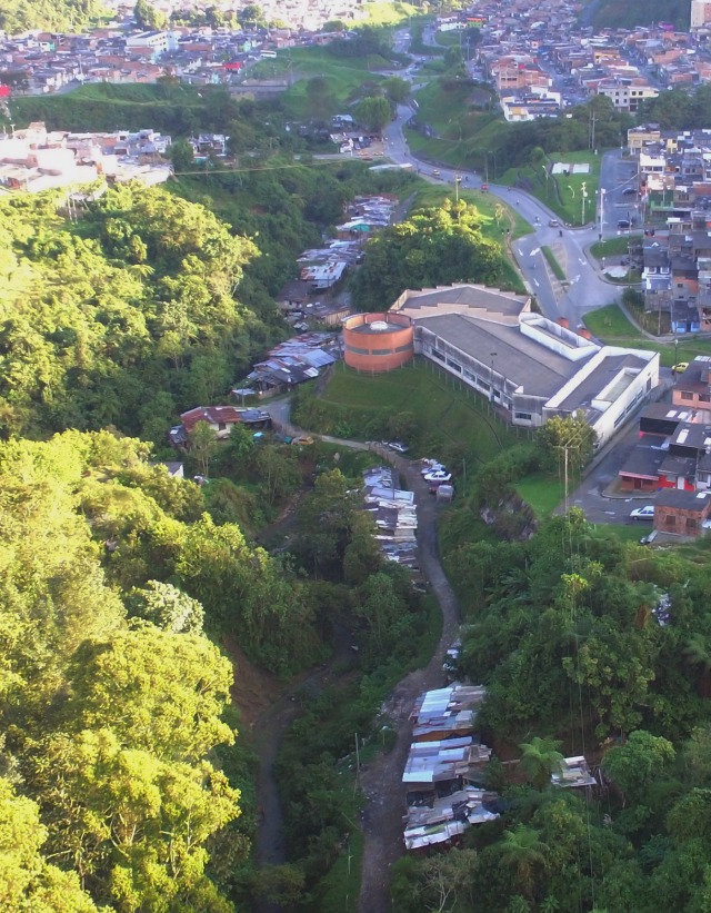La quebrada el Guamo da nombre al asentamiento que la bordea y desde el aire la apariencia es de una serpiente.