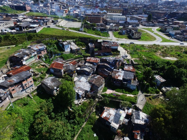 El barrio Asís, en la comuna San José, contrasta el deterioro de sus viviendas con el progreso que proyectan las obras de la Ave