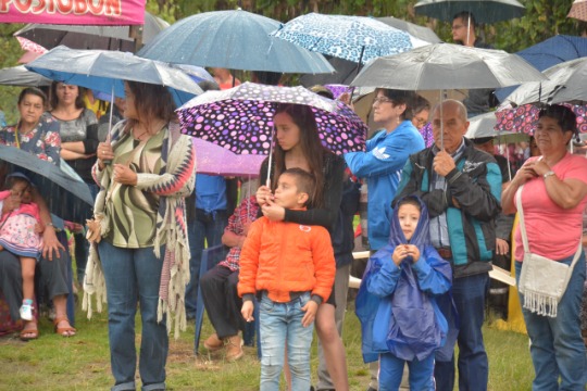 A pesar de la lluvia, los feligreses permanecieron en sus sitios y no se perdieron el acto cultural y religioso.