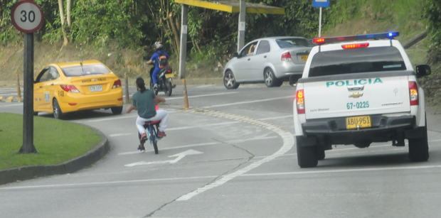 En ese deporte descienden a grandes velocidades por las pendientes de Manizales.