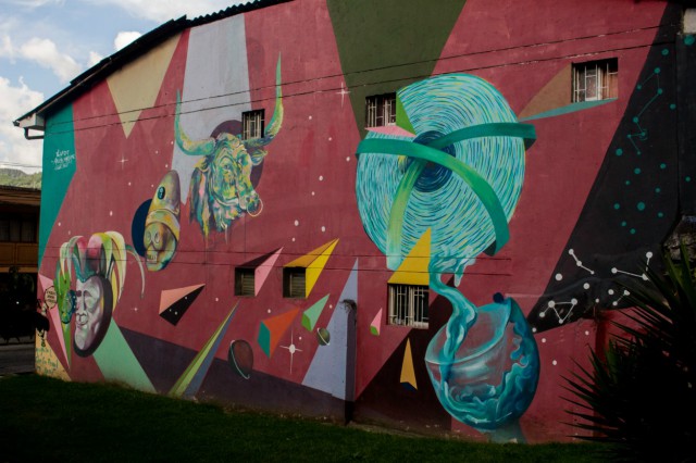 Mural de una casa en el barrio La Leonora, cerca al túnel de la 50