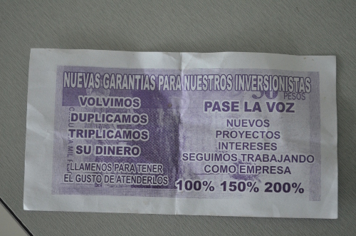 Con estos volantes les prometen a sus víctimas duplicar su dinero en solo un día.