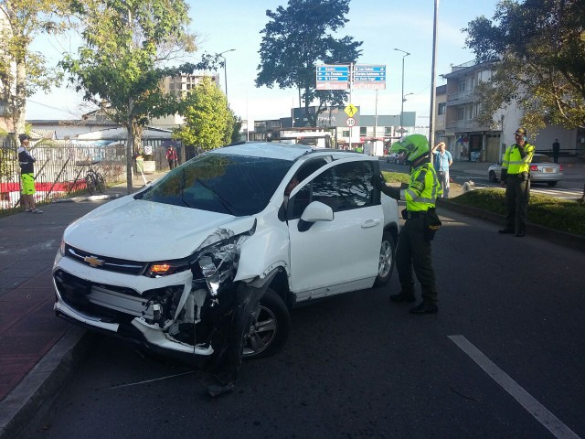 El carro se volcó en la Avenida Santander.
