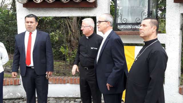 Monseñor Gonzalo Restrepo recorre la capilla Pío X antes de la entrega de las obras.