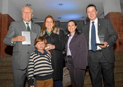 Jairo Hernán González Zabala, gerente de Coopsocial, recibió Mérito comercial; Agustín González Fonseca; Luz Marina Cadavid de G