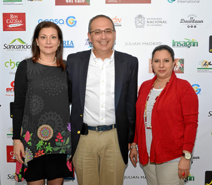 Catalina Jermann Navas; Juan Eduardo Zuluaga Perna, director de Confa, recibió el galardón a la Lealtad Comercial, e Inés Adrian