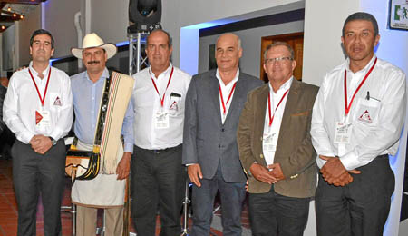 Jorge Hernán López Jaramillo, director ejecutivo del Comité Departamental de Cafeteros de Caldas; Juan Valdez; Eugenio Vélez Uri