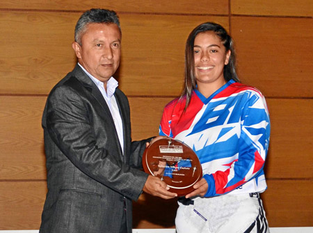 Valentina Villegas Castaño recibió el galardón como Revelación en BMX, que le entregó Silvio Rivera Torres.