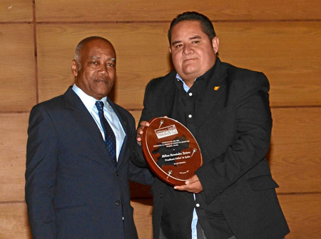 Pedro José Andrade, entregó a Milton Hernández, presidente de la Liga de Fútbol de Salón, el galardón como Mejor dirigente.