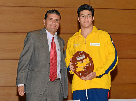 Javier Rincón Molina entregó a Daniel Gutiérrez Escobar, nadador libre, el premio como Deportista supérate.