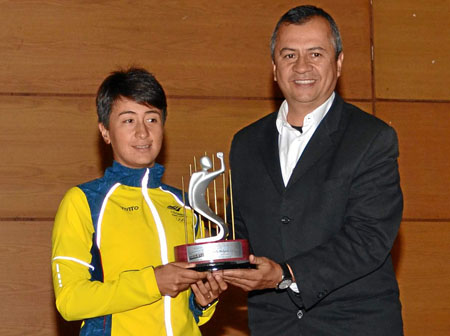 La triatletista Pamela Holguín Gallego recibió el Acord de Plata, que le entregó el editor de Q’Hubo Manizales, Juan Luis Tabord