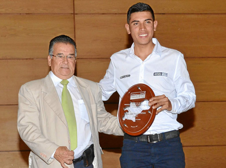 Miguel Ángel Llano entregó a Juan José Amador Castaño, la exaltación como Revelación en ciclismo.