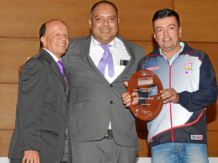 Atlético La Dorada recibió el galardón a Mejor Institución. Duván Marín, Carlos Zapata y Javier Cardozo.