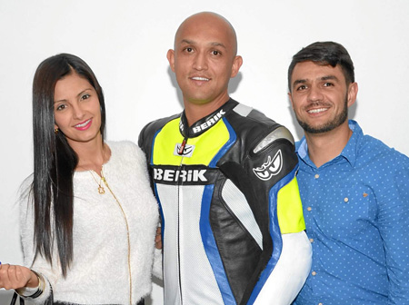 Viviana Giraldo; Héctor Yilén Aguirre Ceballos, motovelocista, y Alejandro Alzate.