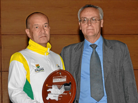Jaime Castellanos Galeano recibió el reconocimiento como Mejor Técnico de fútbol de salón, que le entregó Nicolás Henao.