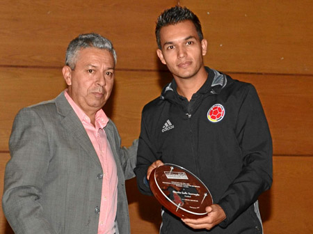 Fabio Hernando Morales entregó a Nicolás Gallo Barragán el premio como Autoridad Deportiva en fútbol.