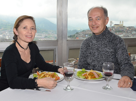 En el Club Manizales se reunieron en un almuerzo Luz Stella Cardona Meza y Gerard Olivar Tost.
