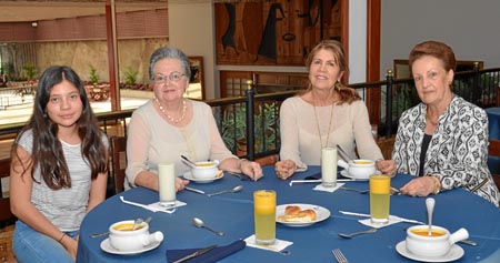 María Paz Arboleda Molina, Rita de Duque, Orfa de Molina y Mery de Duque se reunieron en el Club Manizales.