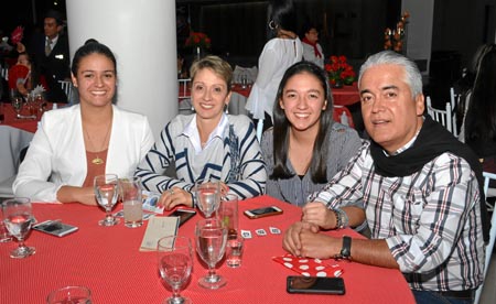 Sofía Alzate Botero, Carmen Julia Botero Ocampo, Sara Alzate Botero y Juan Carlos Alzate Arango.
