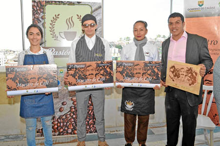 Edna María Toro Toro, de La Merced, recibió el primer premio por el proyecto Sacramento Café; el barista José Daniel Villa Giral