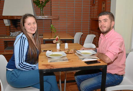 Alexandra Gómez Giraldo y Julián Alejandro Orozco se reunieron en el restaurante Mercado de la Macarena.