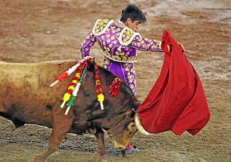 El torero venezolano Jesús Colombo lidia un toro de Paispamba que tuvo pocos arrestos para ir tras la muleta.