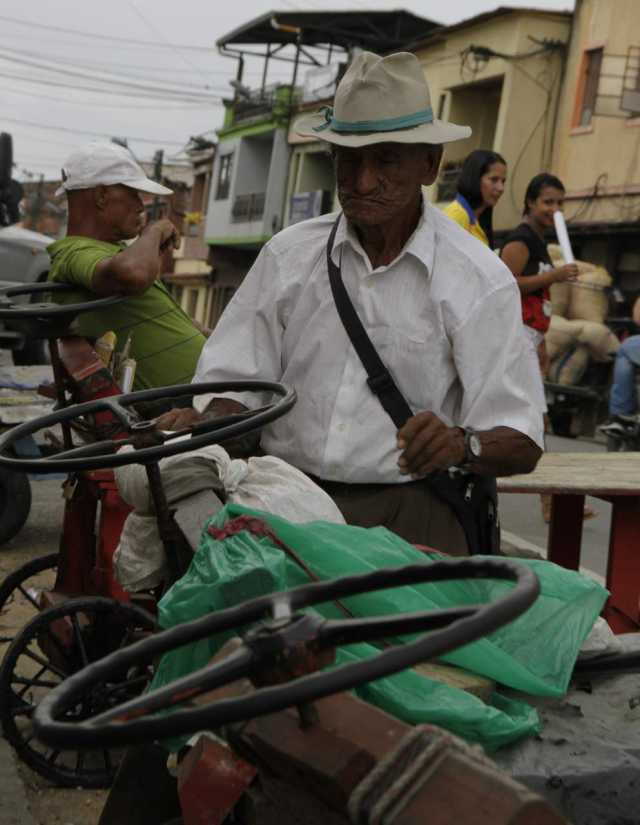 Octavio Gómez es el mayor carretillero. Con 84 años, ahora carga menos peso. Pide salud para poder trabajar y ganar los 200 mil 