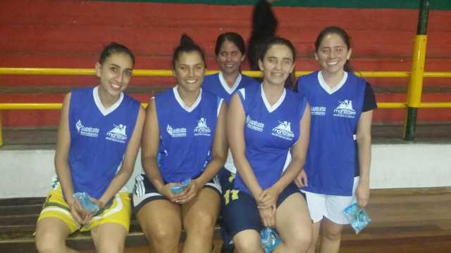 Baloncesto femenino  La Macarena fue la campeona. 