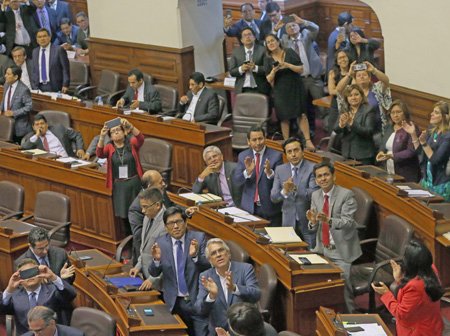 Congresistas oficialistas celebran.