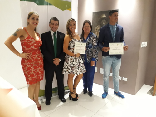 Parte del grupo que se graduó en el diplomado. Los acompaña Ronald Bonilla, secretario del deporte de Caldas.