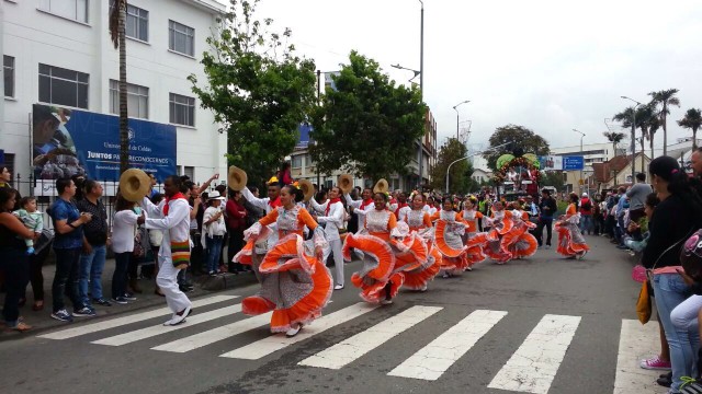 Folclor en desfile de Carretas del Rocío 