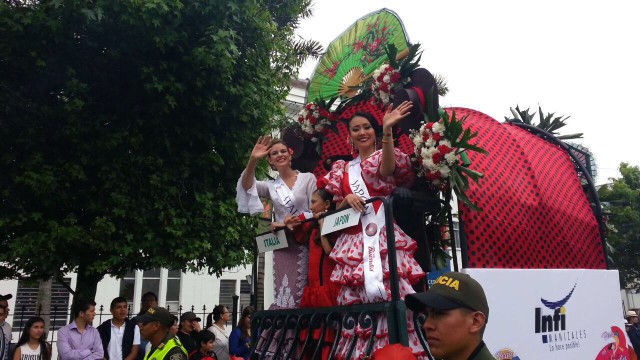 Folclor en desfile de Carretas del Rocío 